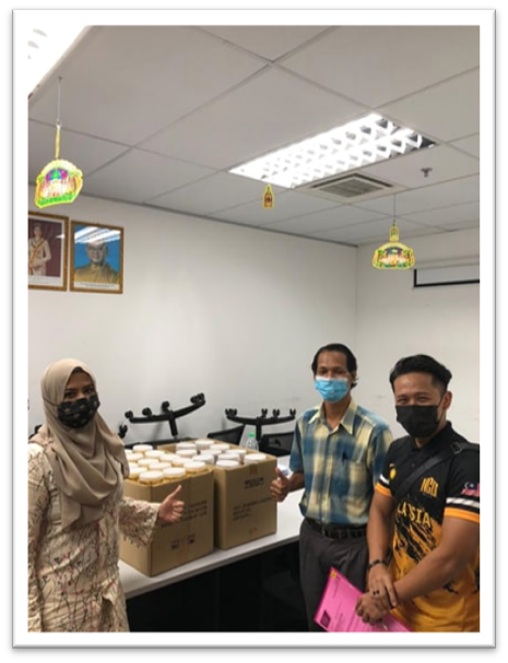 Menghantar bantuan tunai dan kuih raya bagi meraikan barisan hadapan Jabatan Kebajikan Masyarakat ketika negara dilanda pendamik COVID-19