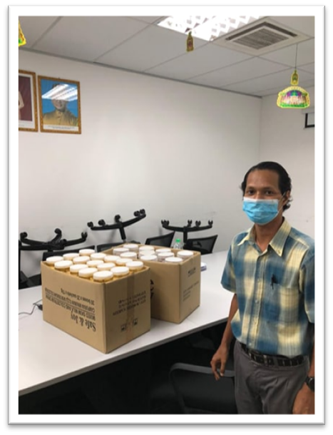 Menghantar bantuan tunai dan kuih raya bagi meraikan barisan hadapan Jabatan Kebajikan Masyarakat ketika negara dilanda pendamik COVID-19